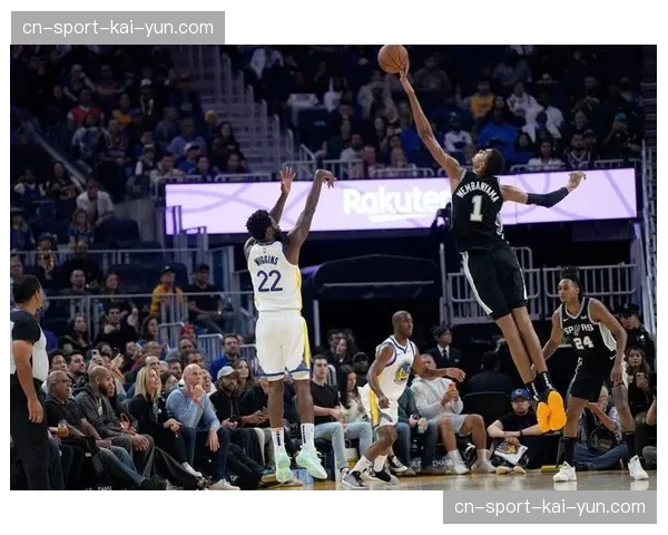 特写：文班亚马完成封盖后对着镜头摇手指，引发主场沸腾